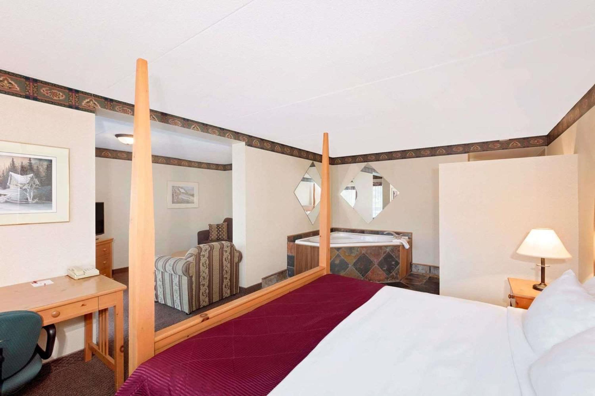 รามาดา บาย วินด์แฮม ไพน์วูด พาร์ค รีสอร์ต นอร์ทเบย์ Hotel ภายนอก รูปภาพ