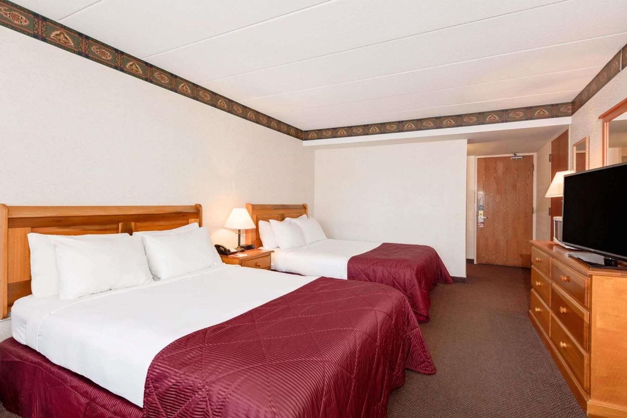 รามาดา บาย วินด์แฮม ไพน์วูด พาร์ค รีสอร์ต นอร์ทเบย์ Hotel ภายนอก รูปภาพ