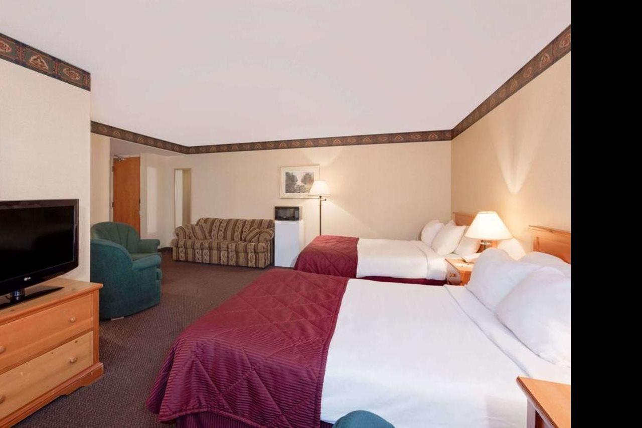 รามาดา บาย วินด์แฮม ไพน์วูด พาร์ค รีสอร์ต นอร์ทเบย์ Hotel ภายนอก รูปภาพ